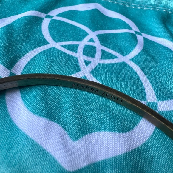 Kendra Scott Brinkley Bracelet Cuff in Antique Brass with White Banded Agate - Picture 4 of 6